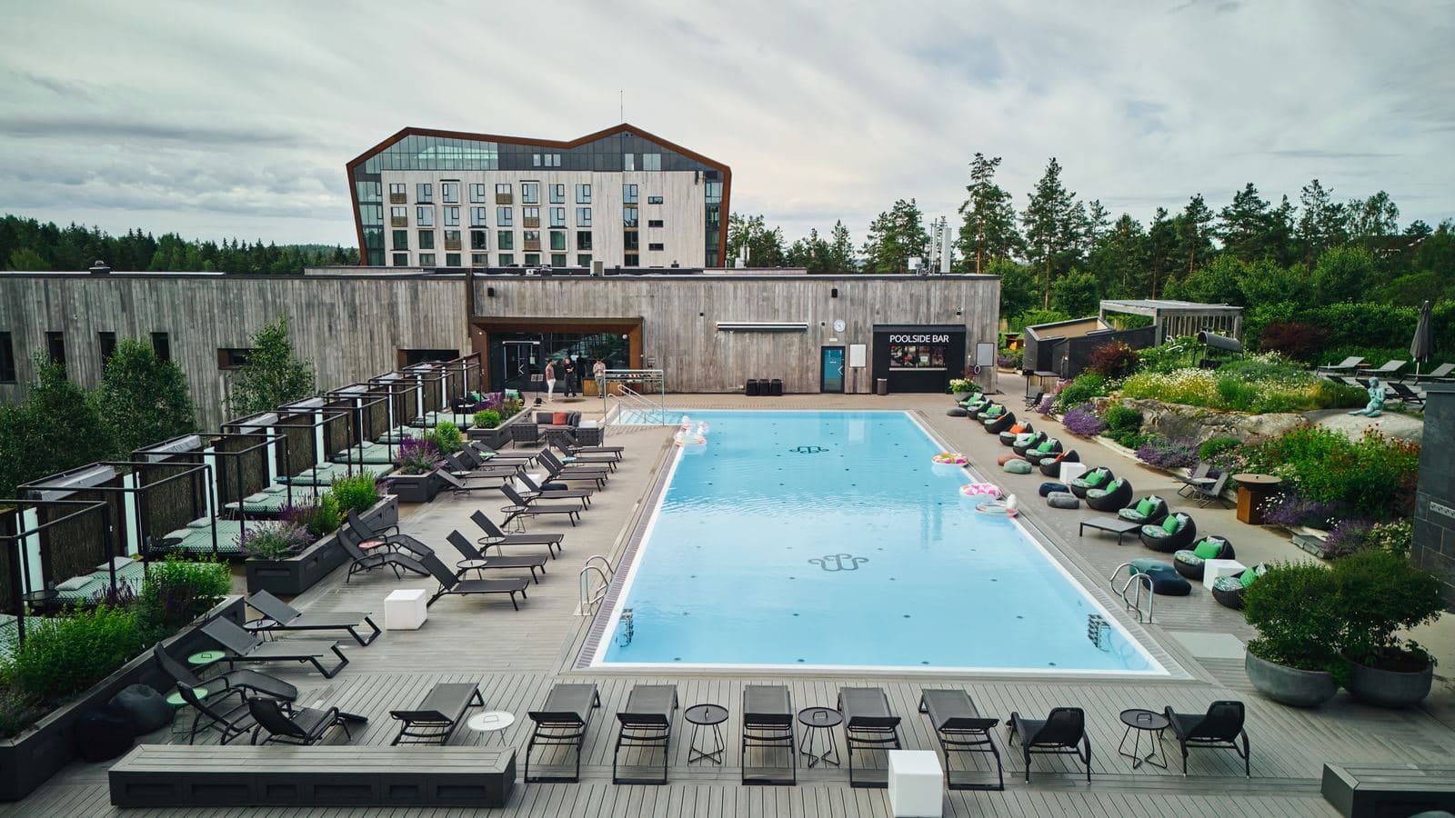 Dronebilde av hotellanlegg med utendørsbasseng